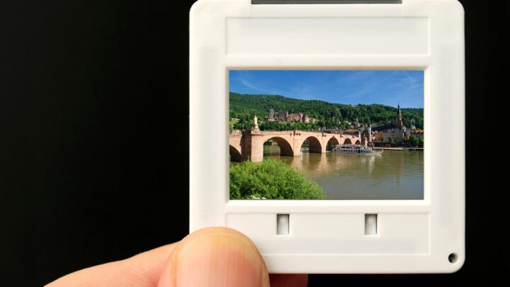 Dia mit Brückenmotiv in Nahaufnahme | Dias digitalisieren lassen
